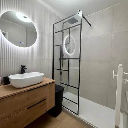 Appartement Renove Avec Balcon Et Parking Saint-Raphaël